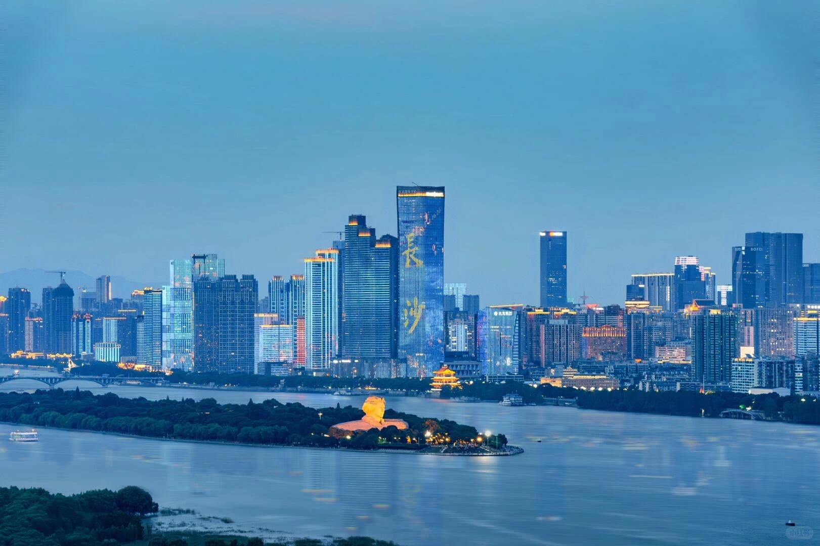 长沙.张家界.芙蓉镇.凤凰古城8日豪华小包团